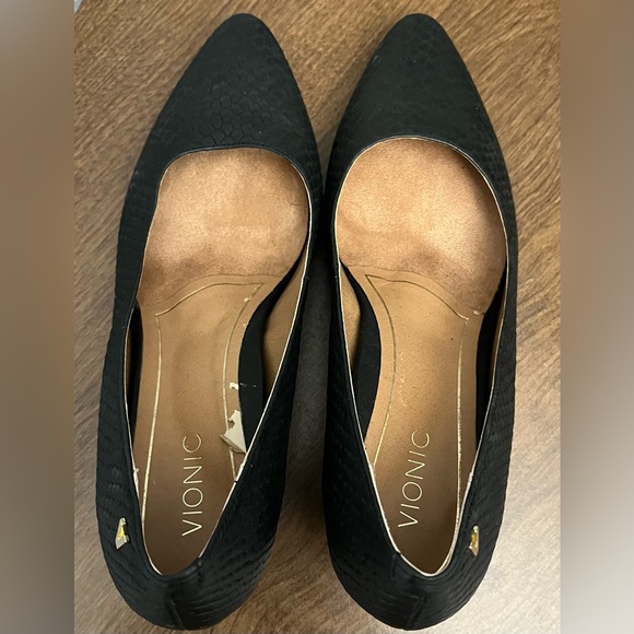 Vionic Black Textured Heels for Women - Picture 4 of 6